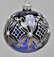 Lade das Bild in den Galerie-Viewer, Mundgeblasene Weihnachtskugel / blau/weiß glänzend 8 cm Mundgeblasene Weihnachtskugel Kunsthandel Rueckeshaeuser