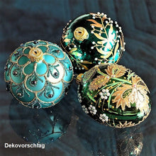 Lade das Bild in den Galerie-Viewer, Mundgeblasene Weihnachtskugel / grün glänzend 8 cm / florales Muster Mundgeblasene Weihnachtskugel Kunsthandel Rueckeshaeuser