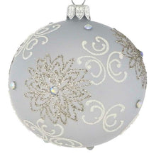 Lade das Bild in den Galerie-Viewer, Mundgeblasene Weihnachtskugel / Milchglas / zartes hellblau matt / 10 cm Mundgeblasene Weihnachtskugel Kunsthandel Rueckeshaeuser