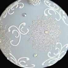 Lade das Bild in den Galerie-Viewer, Mundgeblasene Weihnachtskugel / Milchglas / zartes hellblau matt / 10 cm Mundgeblasene Weihnachtskugel Kunsthandel Rueckeshaeuser