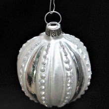 Lade das Bild in den Galerie-Viewer, Mundgeblasene Weihnachtskugel mit Noppen in silber X cm Mundgeblasener Weihnachtsschmuck Kunsthandel Rueckeshaeuser