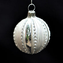 Lade das Bild in den Galerie-Viewer, Mundgeblasene Weihnachtskugel mit Noppen in silber X cm Mundgeblasener Weihnachtsschmuck Kunsthandel Rueckeshaeuser