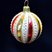 Lade das Bild in den Galerie-Viewer, Mundgeblasene Weihnachtskugel mit Noppen mit rot und gold X cm Mundgeblasener Weihnachtsschmuck Kunsthandel Rueckeshaeuser