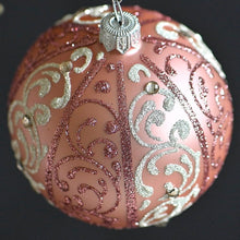 Lade das Bild in den Galerie-Viewer, Mundgeblasene Weihnachtskugel / rosé/silber matt 8 cm / klassisches Muster Mundgeblasene Weihnachtskugel Kunsthandel Rueckeshaeuser