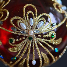 Lade das Bild in den Galerie-Viewer, Mundgeblasene Weihnachtskugel / rot/gold, glänzend/transparent mit floralem Muster / 8 cm Mundgeblasene Weihnachtskugel Kunsthandel Rueckeshaeuser