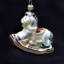 Lade das Bild in den Galerie-Viewer, Schaukelpferd, mundgeblasen aus Glas Mundgeblasener Weihnachtsschmuck Kunsthandel Rueckeshaeuser