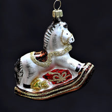 Lade das Bild in den Galerie-Viewer, Schaukelpferd, mundgeblasen aus Glas Mundgeblasener Weihnachtsschmuck Kunsthandel Rueckeshaeuser