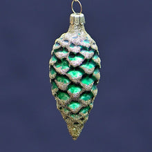 Lade das Bild in den Galerie-Viewer, Tannenzapfen dunkelgrün/gold Mundgeblasener Weihnachtsschmuck Kunsthandel Rueckeshaeuser