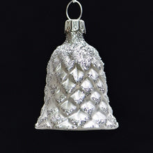 Lade das Bild in den Galerie-Viewer, Zapfenglocke / silber Mundgeblasener Weihnachtsschmuck Kunsthandel Rueckeshaeuser