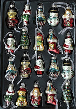 Lade das Bild in den Galerie-Viewer, 20 kleine, klassische Weihnachtsfiguren aus Glas Mundgeblasener Weihnachtsschmuck Kunsthandel Rueckeshaeuser
