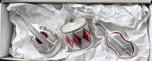 Lade das Bild in den Galerie-Viewer, 3-er Set Musikinstrumente Feuer und Eis Weihnachtsbaumschmuck Kunsthandel Rueckeshaeuser
