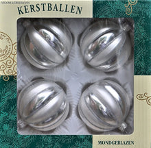 Lade das Bild in den Galerie-Viewer, 4 mundgeblasene Rillenkugeln silber X cm Mundgeblasener Weihnachtsschmuck Kunsthandel Rueckeshaeuser
