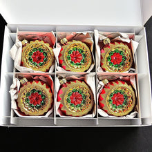 Lade das Bild in den Galerie-Viewer, 6 mundgeblasene Reflexkugeln / rot glänzend 6 cm / bunte Reflexe Mundgeblasene Weihnachtskugel Kunsthandel Rueckeshaeuser
