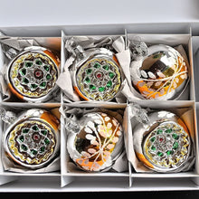 Lade das Bild in den Galerie-Viewer, 6 mundgeblasene Reflexkugeln / silber glänzend 6 cm / farbige Reflexe Mundgeblasene Weihnachtskugel Kunsthandel Rueckeshaeuser
