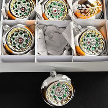 Lade das Bild in den Galerie-Viewer, 6 mundgeblasene Reflexkugeln / silber glänzend 6 cm / farbige Reflexe Mundgeblasene Weihnachtskugel Kunsthandel Rueckeshaeuser
