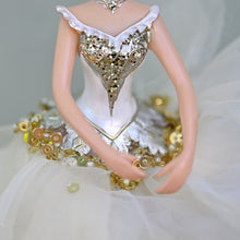 Lade das Bild in den Galerie-Viewer, Ballerina im hellem Blütenröckchen / Arme nach vorne Weihnachtsbaumschmuck Kunsthandel Rueckeshaeuser
