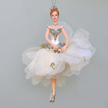 Lade das Bild in den Galerie-Viewer, Ballerina in cremefarbenem Blütenröckchen / Arme nach vorne Weihnachtsbaumschmuck Kunsthandel Rueckeshaeuser
