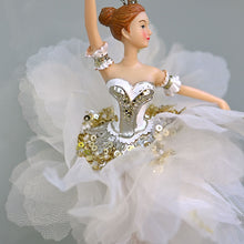 Lade das Bild in den Galerie-Viewer, Ballerina in cremefarbenem Blütenröckchen / rechter Arm nach oben Weihnachtsbaumschmuck Kunsthandel Rueckeshaeuser
