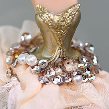 Lade das Bild in den Galerie-Viewer, Ballerina in goldenem/zartrosa Ballettkleid / Arme nach oben Weihnachtsbaumschmuck Kunsthandel Rueckeshaeuser
