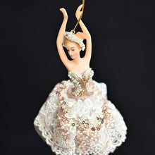 Lade das Bild in den Galerie-Viewer, Ballerina mit prachtvollem Kleidchen / die Arme nach oben Weihnachtsbaumschmuck Kunsthandel Rueckeshaeuser
