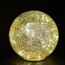 Lade das Bild in den Galerie-Viewer, Beleuchtete Crackle-Glaskugel, LED, 19,5 cm Weihnachtsdekoration Kunsthandel Rueckeshaeuser
