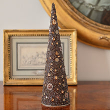 Lade das Bild in den Galerie-Viewer, Braune Juwelenpyramide, 36 cm Weihnachtsbaumschmuck Kunsthandel Rueckeshaeuser
