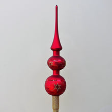 Lade das Bild in den Galerie-Viewer, Christbaumspitze / rot matt mit Sternen Mundgeblasener Weihnachtsschmuck Kunsthandel Rueckeshaeuser
