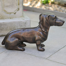 Lade das Bild in den Galerie-Viewer, Dackel aus Bronze Gartendekoration Kunsthandel Rueckeshaeuser
