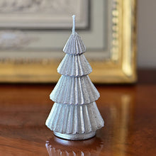 Lade das Bild in den Galerie-Viewer, Dekokerze kleiner silberner Weihnachtsbaum, Höhe 10,5 cm Kerzen Kunsthandel Rueckeshaeuser
