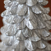 Lade das Bild in den Galerie-Viewer, Dekokerze Weihnachtsbaum, silber Kerzen Kunsthandel Rueckeshaeuser
