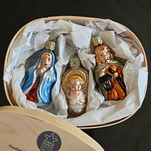 Lade das Bild in den Galerie-Viewer, Die heilige Familie in der Geschenkschachtel Mundgeblasener Weihnachtsschmuck Kunsthandel Rueckeshaeuser
