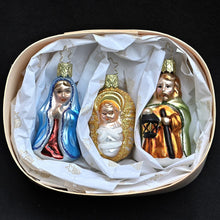 Lade das Bild in den Galerie-Viewer, Die heilige Familie in der Geschenkschachtel Mundgeblasener Weihnachtsschmuck Kunsthandel Rueckeshaeuser
