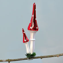 Lade das Bild in den Galerie-Viewer, Doppel-Fliegenpilz mit spitzem Hut aus Glas Weihnachtsbaumschmuck Kunsthandel Rueckeshaeuser

