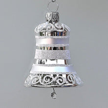 Lade das Bild in den Galerie-Viewer, Edle Glocke, silber glänzend und matt mit klassischem Muster Mundgeblasener Weihnachtsschmuck Kunsthandel Rueckeshaeuser
