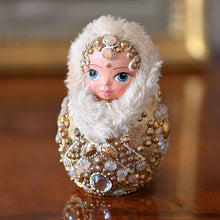 Lade das Bild in den Galerie-Viewer, Edle Matrjoschka in prachtvollem, goldenen Gewand Mundgeblasener Weihnachtsschmuck Kunsthandel Rueckeshaeuser
