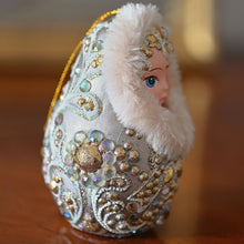 Lade das Bild in den Galerie-Viewer, Edle Matrjoschka in prachtvollem, silbernem Gewand Mundgeblasener Weihnachtsschmuck Kunsthandel Rueckeshaeuser
