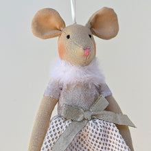 Lade das Bild in den Galerie-Viewer, Elegante Maus in feinem Winterkleidchen Mundgeblasener Weihnachtsschmuck Kunsthandel Rueckeshaeuser
