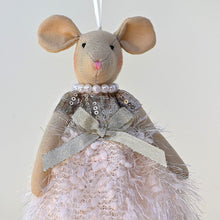 Lade das Bild in den Galerie-Viewer, Elegante Maus mit Paillettenoberteil und Perlenkette Mundgeblasener Weihnachtsschmuck Kunsthandel Rueckeshaeuser
