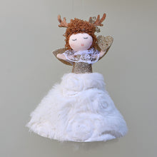 Lade das Bild in den Galerie-Viewer, Engelchen mit Herz und Fellröckchen mit Blüten Weihnachtsbaumschmuck Kunsthandel Rueckeshaeuser

