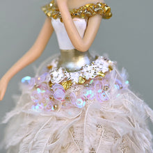 Lade das Bild in den Galerie-Viewer, Exquisite Ballerina mit feinem Federröckchen - gold/silber Weihnachtsbaumschmuck Kunsthandel Rueckeshaeuser
