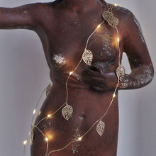 Lade das Bild in den Galerie-Viewer, Exquisite Lichterkette mit durchbrochenen, goldenen Blättern Weihnachtsdekoration Kunsthandel Rueckeshaeuser
