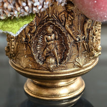 Lade das Bild in den Galerie-Viewer, Festliches Gesteck im prachtvollem Topf Weihnachtsdekoration Kunsthandel Rueckeshaeuser
