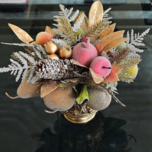 Lade das Bild in den Galerie-Viewer, Festliches Gesteck im prachtvollem Topf Weihnachtsdekoration Kunsthandel Rueckeshaeuser
