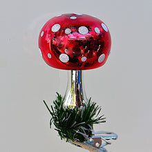 Lade das Bild in den Galerie-Viewer, Fliegenpilz auf Clip Weihnachtsbaumschmuck Kunsthandel Rueckeshaeuser
