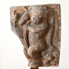 Lade das Bild in den Galerie-Viewer, Fragment eines Putto mit Pflanzen, Lombardei Ende des 14. Jahrhunderts Antikes Terrakottarelief Kunsthandel Rueckeshaeuser

