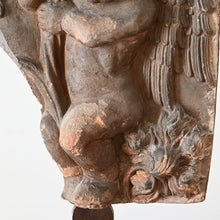 Lade das Bild in den Galerie-Viewer, Fragment eines Putto mit Pflanzen, Lombardei Ende des 14. Jahrhunderts Antikes Terrakottarelief Kunsthandel Rueckeshaeuser
