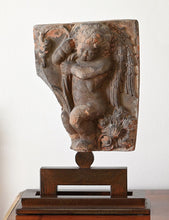 Lade das Bild in den Galerie-Viewer, Fragment eines Putto mit Pflanzen, Lombardei Ende des 14. Jahrhunderts Antikes Terrakottarelief Kunsthandel Rueckeshaeuser
