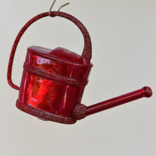 Lade das Bild in den Galerie-Viewer, Gießkanne rot Mundgeblasener Weihnachtsschmuck Kunsthandel Rueckeshaeuser
