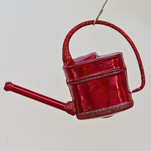 Lade das Bild in den Galerie-Viewer, Gießkanne rot Mundgeblasener Weihnachtsschmuck Kunsthandel Rueckeshaeuser
