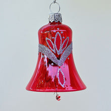 Lade das Bild in den Galerie-Viewer, Glocke, rot transparent mit Blätterranke Mundgeblasener Weihnachtsschmuck Kunsthandel Rueckeshaeuser

